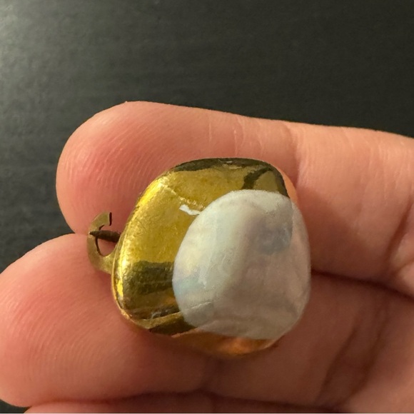 🌷$2 Bundle Add-on ~ Vintage Painted Gold Tone White Brooch Pin - Picture 5 of 12